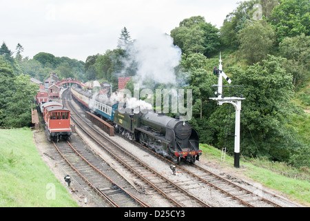 Dampflok zieht einen Personenzug auf der North Yorkshire Moors Railway in Goathland Stockfoto