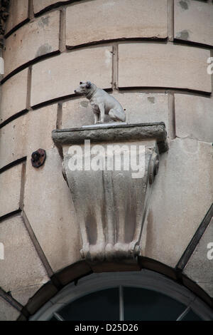 Bristol, UK. 15. Januar 2013. Statue gewidmet Nipper, das berühmte Symbol der "His Masters Voice" Credit: Rob Hawkins / Alamy Live News Stockfoto