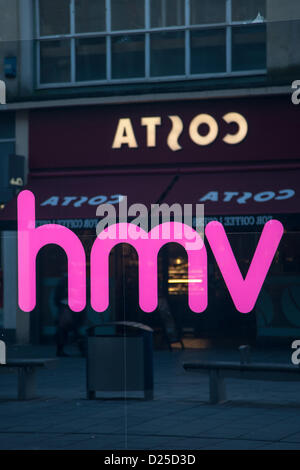 Bristol, UK. 15. Januar 2013. Spiegelbild der anderen Hautpstraße Favorit, Costa, im Fenster des HMV Credit: Rob Hawkins / Alamy Live News Stockfoto