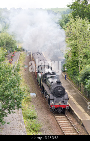 Ziehen einen Personenzug auf der North Yorkshire Moors Railway Dampflok Stockfoto