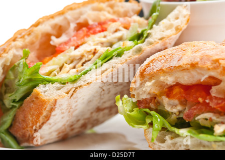 italienische Ciabatta, Panini sandwich mit Hühnerfleisch und Tomaten Stockfoto