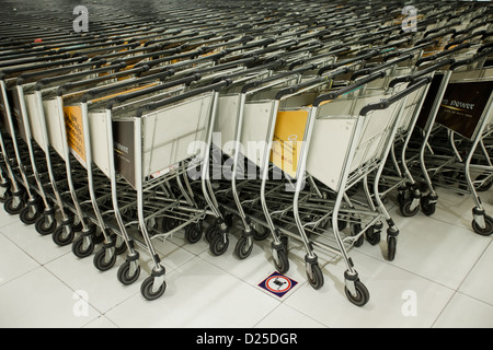 BANGKOK – JANUAR 17. Leere Wagen im Flughafen in Bangkok am frühen Morgen auf 17. Januar 2012 gestapelt. Stockfoto