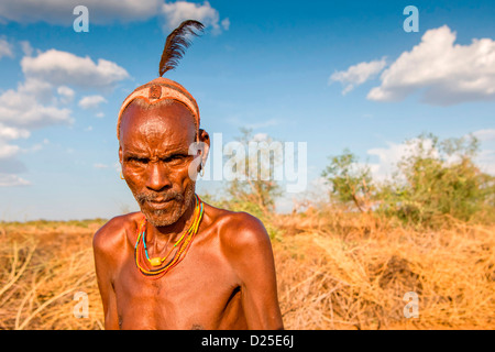 Porträt einer Hamer Stammesangehörige in einem Dorf in der Nähe von Turmi am unteren Omo-Tal, Südliches Äthiopien, Afrika. Stockfoto