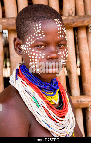 Porträt einer Karo-Tribeswoman im Dorf nieder am unteren Omo-Tal, Südliches Äthiopien, Afrika. Stockfoto