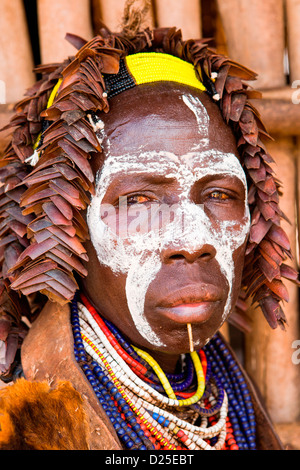 Porträt einer Karo-Tribeswoman im Dorf nieder am unteren Omo-Tal, Südliches Äthiopien, Afrika. Stockfoto