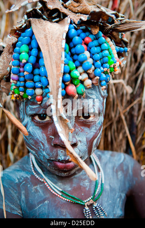 Mursi Stämme junge in einem Dorf im Mago Nationalpark am unteren Omo-Tal, Südliches Äthiopien, Afrika. Stockfoto