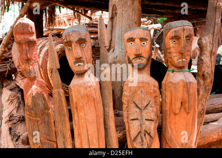 Geschnitzte hölzerne Wagas im Dorf Machekie, in der Nähe von Konso, am unteren Omo-Tal, Südliches Äthiopien, Afrika. Stockfoto