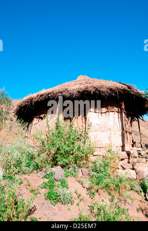 Traditionellen strohgedeckten Tukul auf einem Hügel in der Nähe von Yemrehanna Kristos außerhalb Lalibela im Norden Äthiopiens, Afrika. Stockfoto