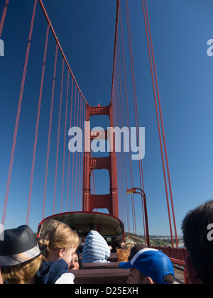 Golden Gate Bridge betrachtet von Touristenbus Stockfoto