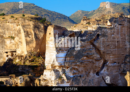 Ruinen von der nächsten kleinen Palast in der Zitadelle des antiken Hasankeyf mit Blick auf den Tigris-Fluss. Türkei 15 Stockfoto