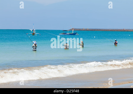 BALI - FEBRUAR 13. Linie die Fischer am Jimberan Beach am 13. Februar 2012 in Bali, Indonesien. Stockfoto