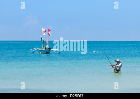 BALI - FEBRUAR 13. Linie die Fischer am Jimberan Beach am 13. Februar 2012 in Bali, Indonesien. Stockfoto