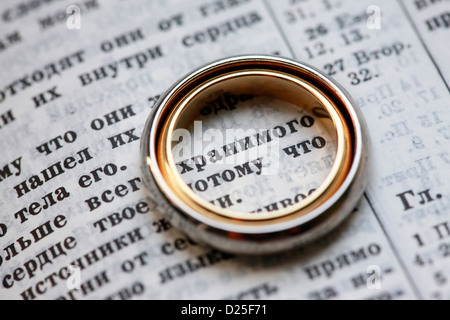 Trauringe und die Bibel in russischer Sprache Stockfoto