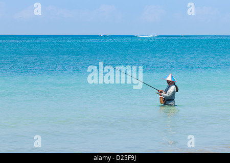 BALI - FEBRUAR 13. Linie die Fischer am Jimberan Beach am 13. Februar 2012 in Bali, Indonesien. Stockfoto