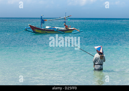 BALI - FEBRUAR 13. Linie die Fischer am Jimberan Beach am 13. Februar 2012 in Bali, Indonesien. Stockfoto