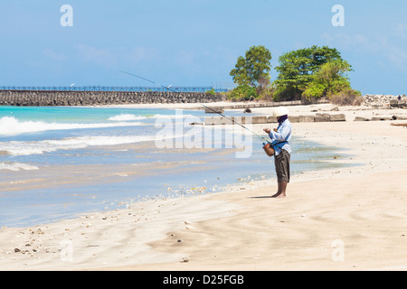 BALI - FEBRUAR 13. Linie die Fischer am Jimberan Beach am 13. Februar 2012 in Bali, Indonesien. Stockfoto