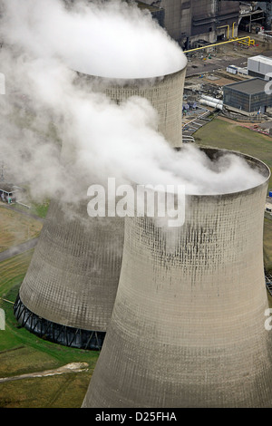 Die Luftaufnahme zeigt Dampf aus den Kühltürmen bei Ferrybridge Kraftwerk. Stockfoto