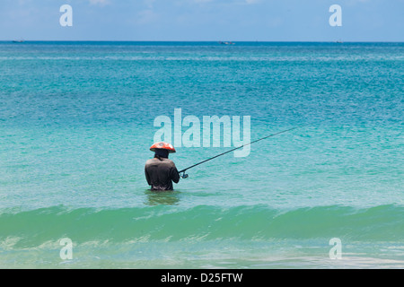 BALI - FEBRUAR 13. Linie die Fischer am Jimberan Beach am 13. Februar 2012 in Bali, Indonesien. Stockfoto