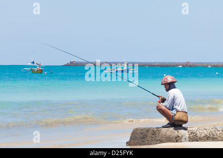 BALI - FEBRUAR 13. Linie die Fischer am Jimberan Beach am 13. Februar 2012 in Bali, Indonesien. Stockfoto