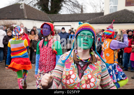 Morris Dancers aus der Gog Magog Gruppe Morris tanzen auf dem Whittlesey Stroh tragen Festival 2013 Stockfoto