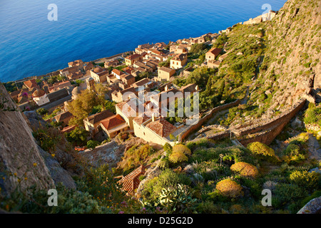 Arial Ansicht von Monemvasia byzantinischen Schloss Inselstadt mit Akropolis auf dem Plateau. Peloponnes, Griechenland Stockfoto