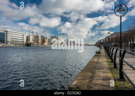 Auf der Suche nach Osten entlang dem Fluss Liffey in Richtung der Samuel Beckett Bridge von Sir John Rogerson Quay, Dublin Docks, Dublin, Irland Stockfoto