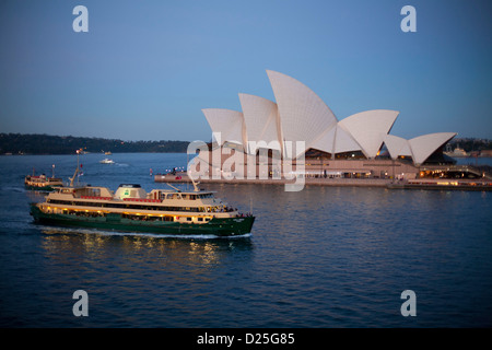 Hafen von Sydney Manly Fähre Collaroy Ankunft Circular Quay - Übergabe Opernhaus von Sydney bei Sonnenuntergang Sydney Australia Stockfoto