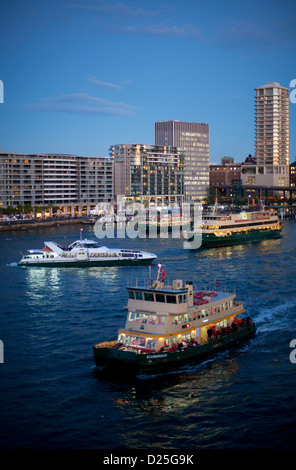 Sydney Harbour Ferries ankommende und abfliegende vom beschäftigt Circular Quay Ferry Terminal Sydney Australia bei Sonnenuntergang. Stockfoto