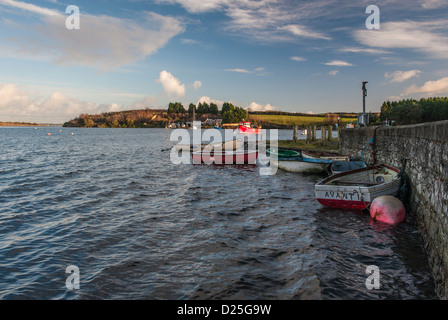 Kleine Boote vertäut am Ufer an den hohen Gezeiten.  Whiterock, Co Down, Nordirland. Stockfoto