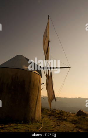 Eine alte Windmühle arbeiten noch auf dem Gipfel des Berges. Stockfoto