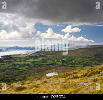 Ansicht Süd-westlich von Hungry Hill, Beara, County Cork, Irland, über Bere Island bis zum Atlantischen Ozean Stockfoto