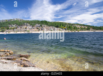 Ein schöner See vor einem dramatischen Himmel. Stockfoto