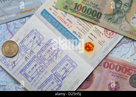 Grenzkontrolle, mehrfache Einreise- und Ausreisestempel in einem kanadischen Pass mit vietnamesischem Visum inklusive Geld und Lufthansa Flying Club Airline Card Stockfoto