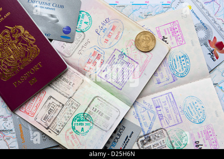 Grenzkontrolle, mehrere ein- und Ausreisestempel in einem kanadischen und britischen Pass sowie British Airways, Vietnam Airways und Lufthansa Flying Club Cards Stockfoto