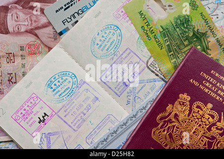 Grenzkontrolle, mehrere ein- und Ausreisestempel in einem kanadischen und britischen Pass, einschließlich Geld und Air France Airline Flying Club Card, Stockfoto