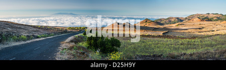 Trockenes Ackerland und Vulkankegeln auf El Hierro, Kanarische Inseln, mit den Inseln La Palma und La Gomera im Hintergrund Stockfoto