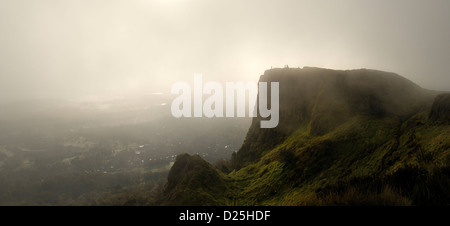 Menschen, die Silhouette auf nebliger Morgen auf Cavehill mit Belfast stehen im Hintergrund Stockfoto