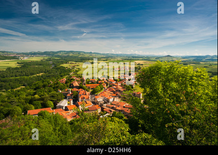 Am frühen Morgen Blick nach Norden über Nonette Dorf in Richtung der Hügel Usson, vom Pic de Nonette, Auvergne, Frankreich Stockfoto