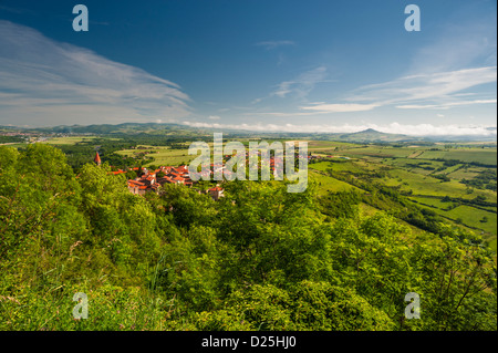 Am frühen Morgen Blick nach Norden über Nonette Dorf in Richtung der Hügel Usson, vom Pic de Nonette, Auvergne, Frankreich Stockfoto