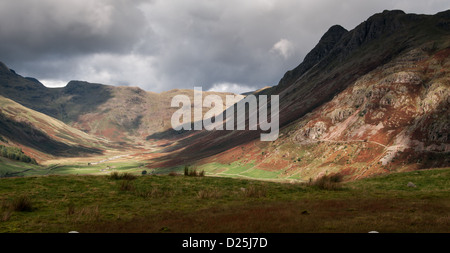 Dramatische Wolkenmuster in den Fjells im Mickleden Valley in Great Langdale, Cumbria, UK Lake District Stockfoto