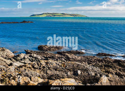 Blick nach Osten von den Klippen zwischen Portrane und Donabate, County Dublin, Irland in Richtung der Insel Lambay Stockfoto