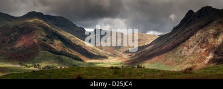 Dramatische Wolkenmuster in den Fjells im Mickleden Valley in Great Langdale, Cumbria, UK Lake District Stockfoto