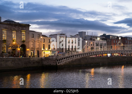 Halfpenny Bridge überspannt den Fluss Liffey Dublin Irland Stockfoto