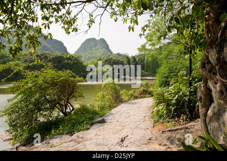 Ein Blick auf den See von den Weg rund um den buddhistischen Berg in Xishan Park in Guilin in Südchina. Stockfoto