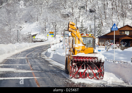 Schneepflüge räumen schweren Schnee von Straßen in ländlichen Niigata. Japan Stockfoto