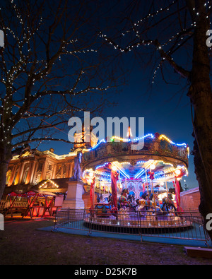 Kontinentale Weihnachtsmarkt in der Belfast City Hall mit Karussell im Vordergrund Stockfoto