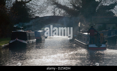 Kanalboote am grand union Canal im winter Stockfoto