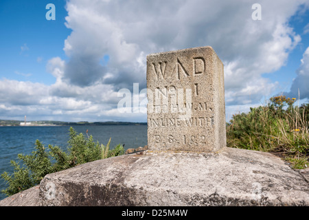 Titanic Meile Markierung Post an County Down Küste Stockfoto