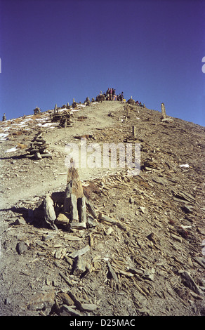 Wanderer auf felsigen Gipfel über Thorong Phedi Hochlager östlich von Thorung La pass auf Annapurna Runde Himalaya Nepal Stockfoto