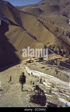 Trekker Klettern Weg zum felsigen Gipfel über Thorong Phedi Hochlager östlich von Thorung La pass auf Annapurna Runde Himalaya Nepal Stockfoto